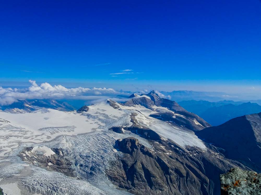Spaltige Gletscher und unzählige Gipfel.
