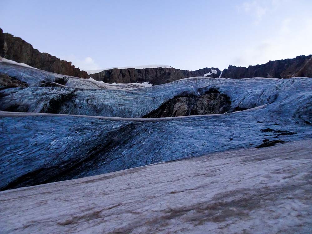 Der Aufstiegsweg über den Gletscher ist bei Blankeis sehr anstrengend und steil.