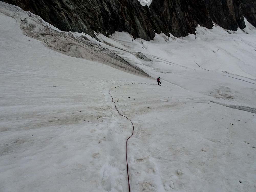 Abstieg über den Gletscher (mittig-rechts haltend).