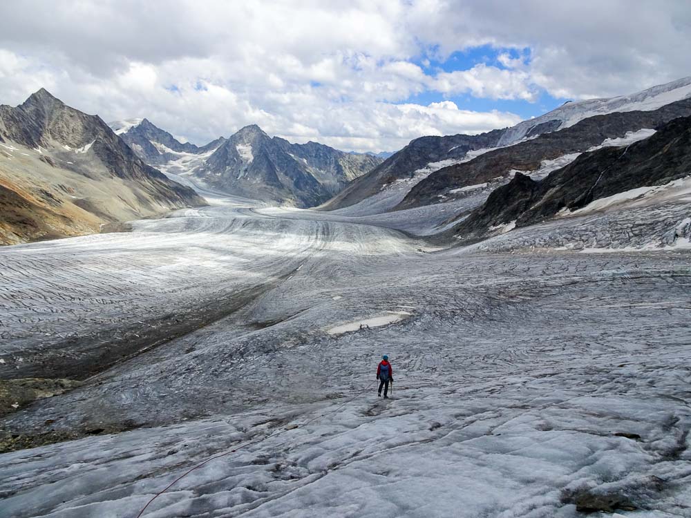 Auch dieser Gletscher weist nur wenige Spalten auf - nach links geht es zur Finsteraarhornhütte.