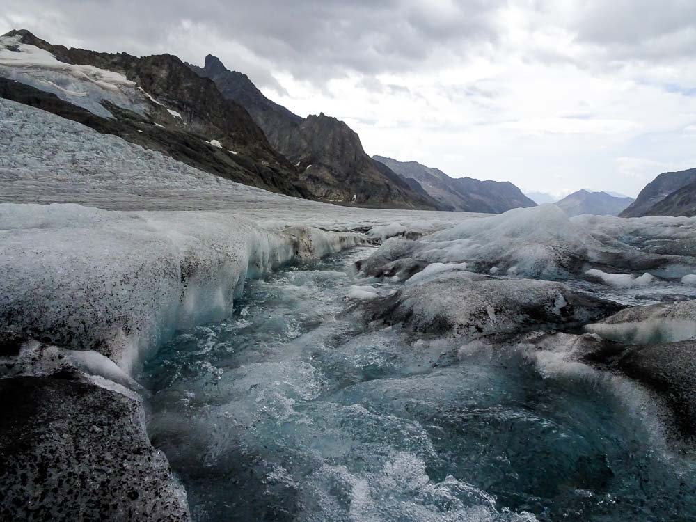 Am Nachmittag bilden sich einige Gletscherbäche - die meisten kann man aber überspringen.