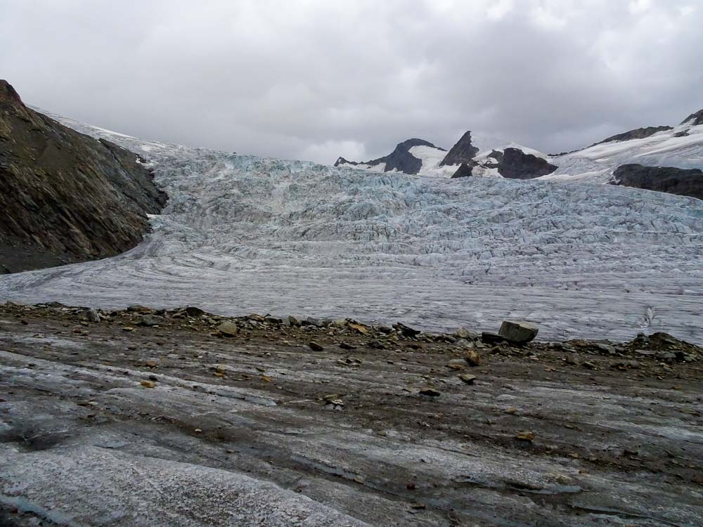 Links neben uns der Gletscherbruch des Ewigschneefälds.
