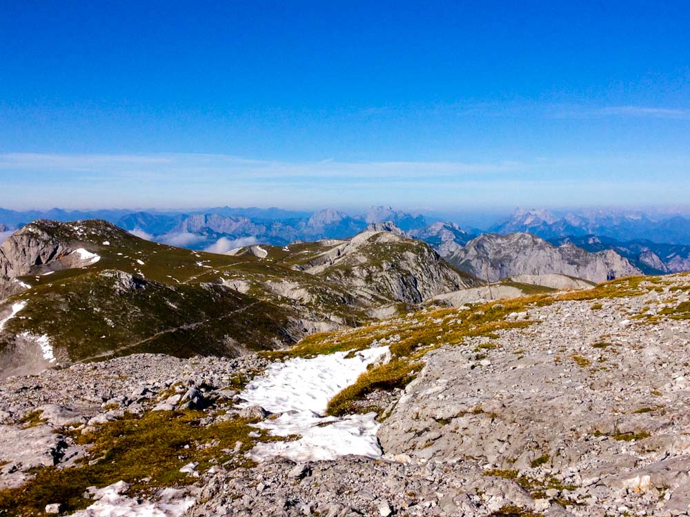 Der Blick am Hochschwab-Plateau Richtung Norden. Der Altschnee liegt hier bis spät in den Sommer.