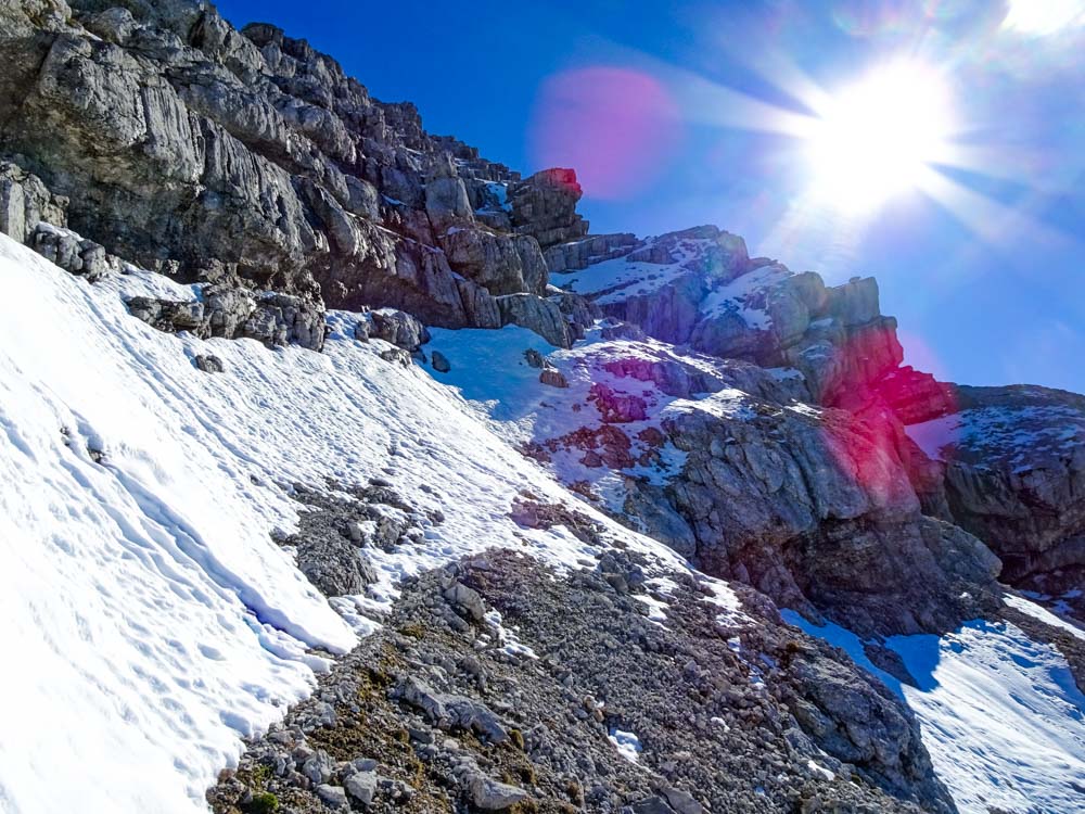 Der Aufstieg zum Gipfel erfolgt über teilweise nordseitige Bändern - viel Schnee ist zu erwarten